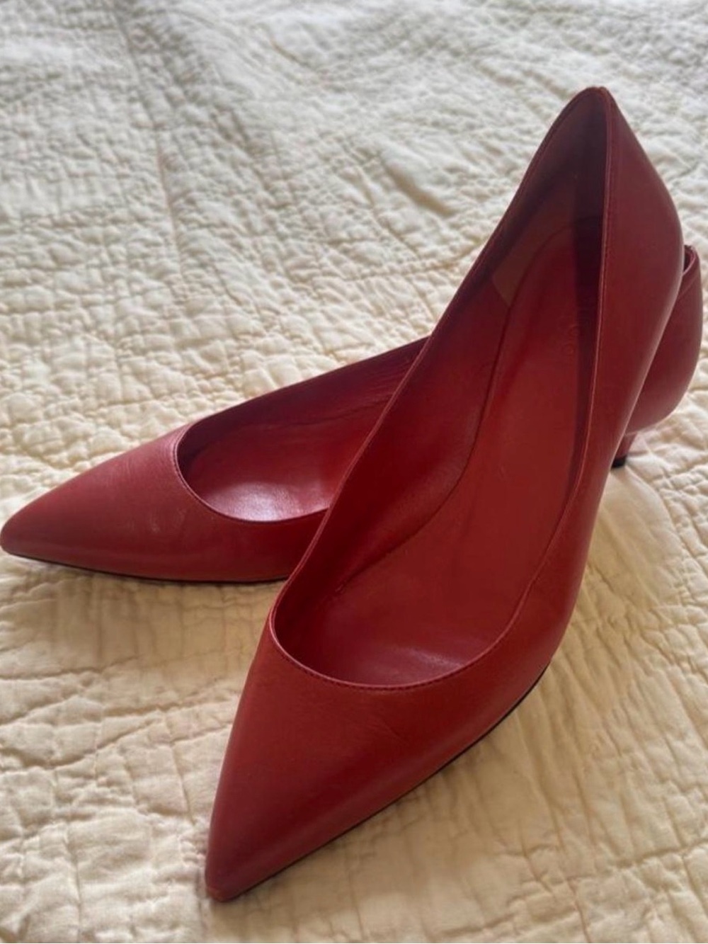 Gucci Red Pointed-Toe Leather Pumps with Sleek Silhouette